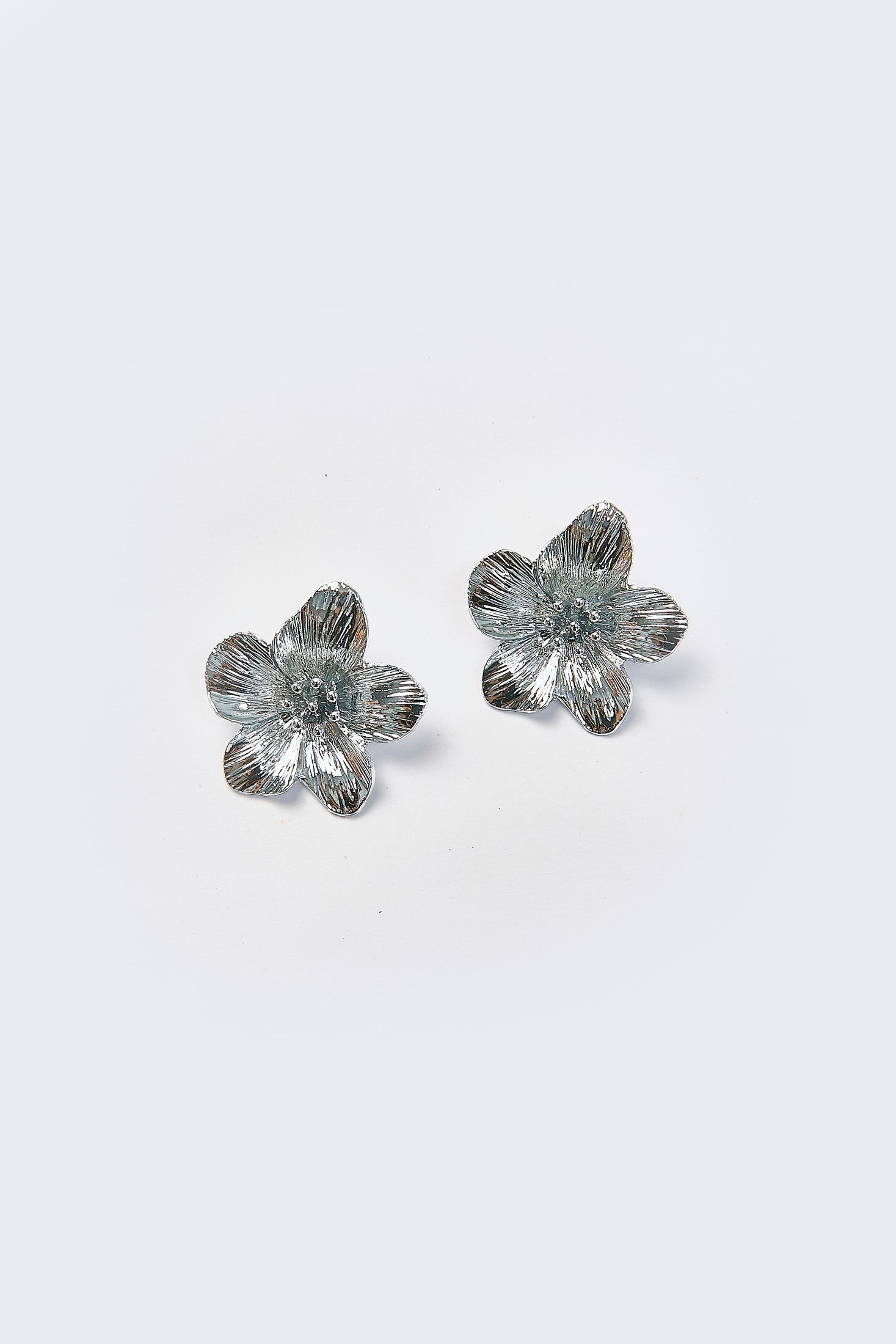 Aretes Flor Metálica Plateados