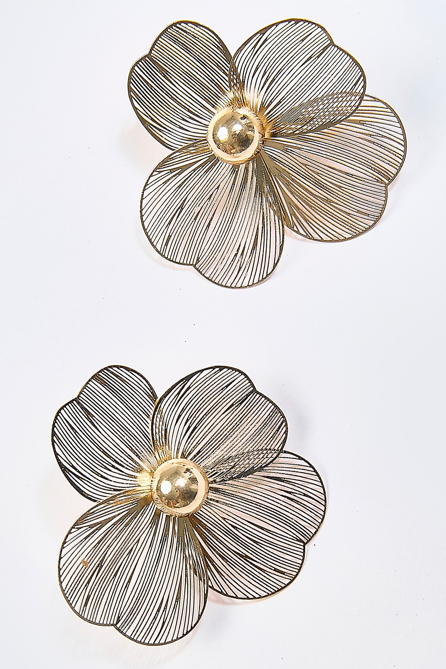 Aretes Flor Metálica Dorados - Foto 2