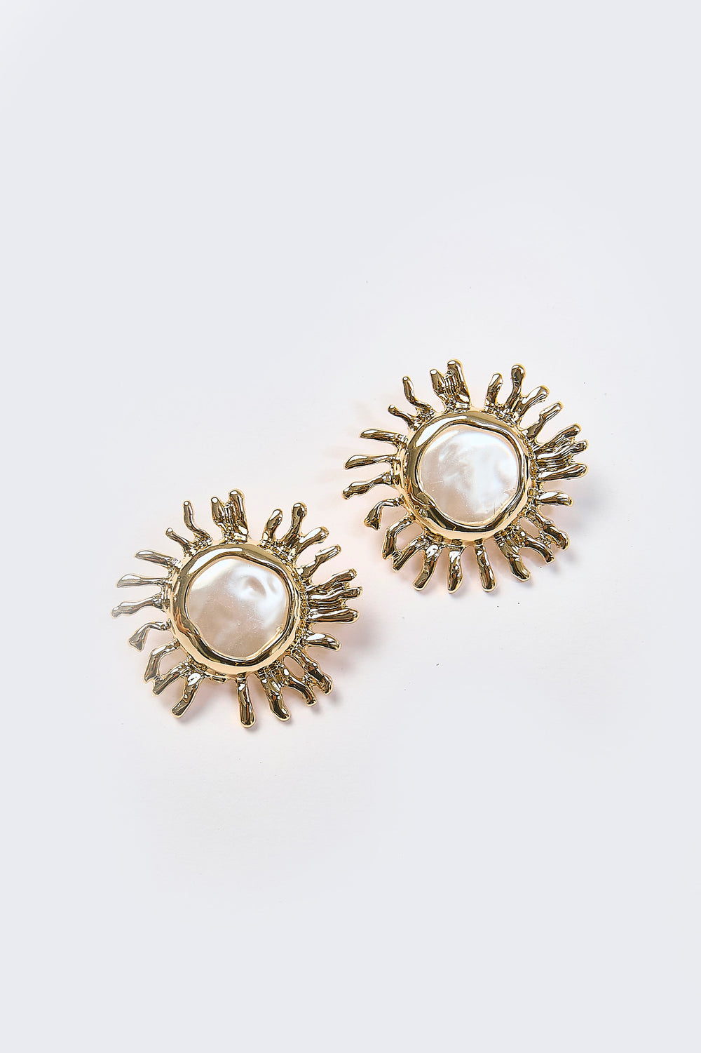 Aretes Sol Metálico con Perla Moneda Dorados - Foto 1