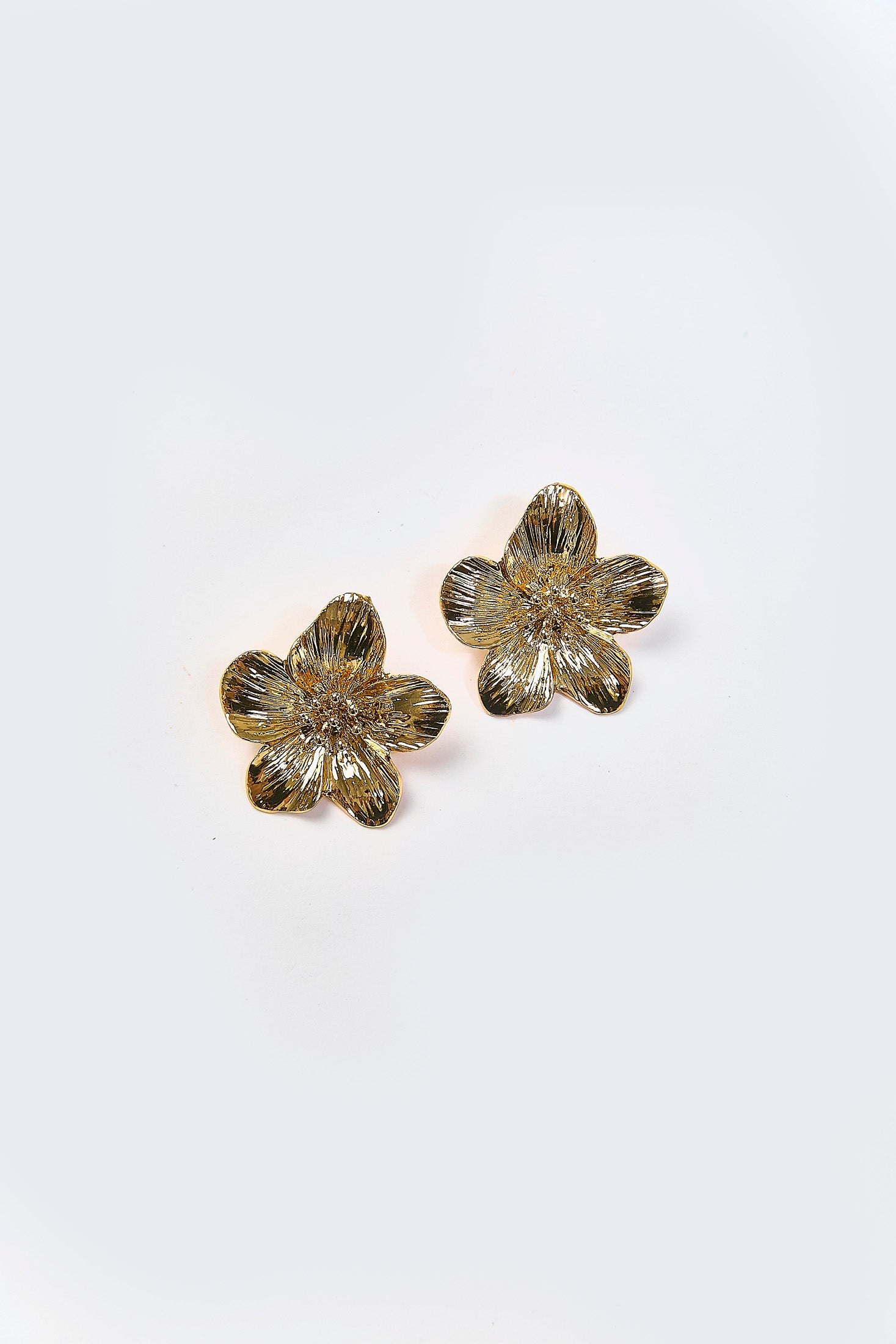 Aretes Flor Metálica Dorados
