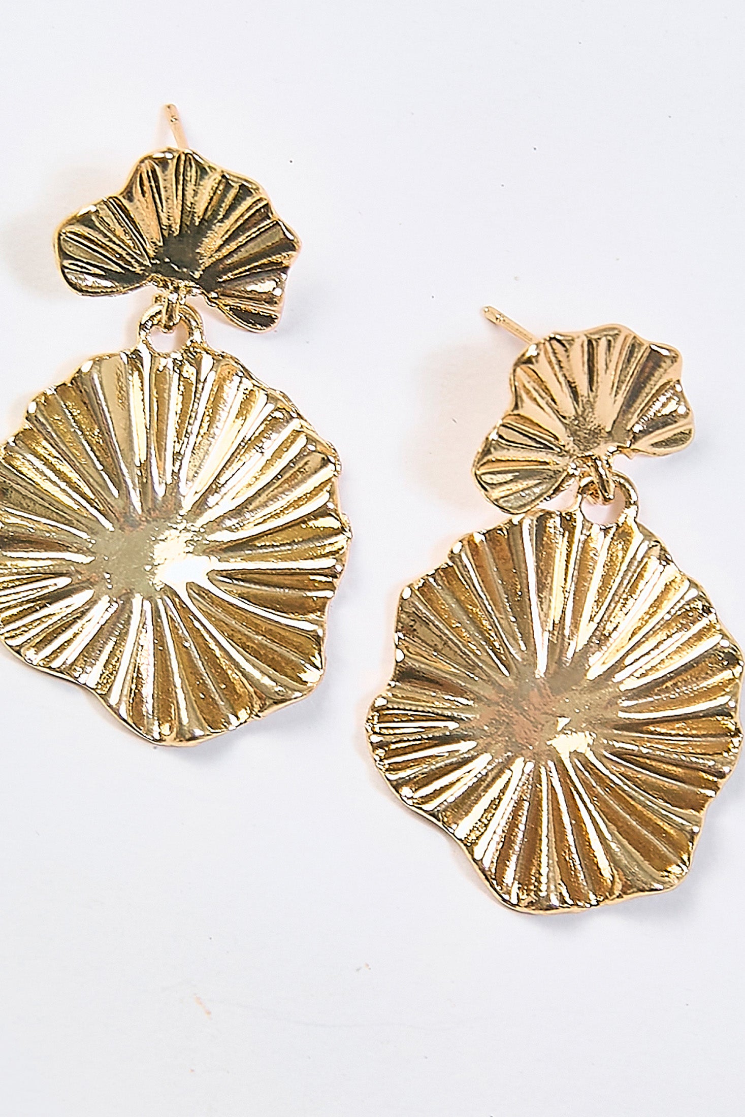 Aretes Colgantes Pétalo Plisado Dorados