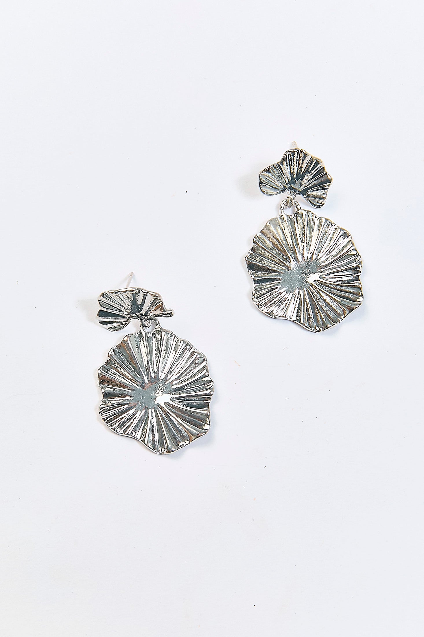 Aretes Colgantes Pétalo Plisado Plateados
