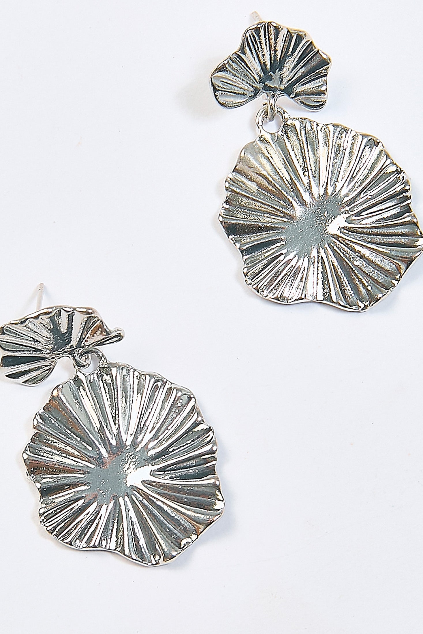 Aretes Colgantes Pétalo Plisado Plateados