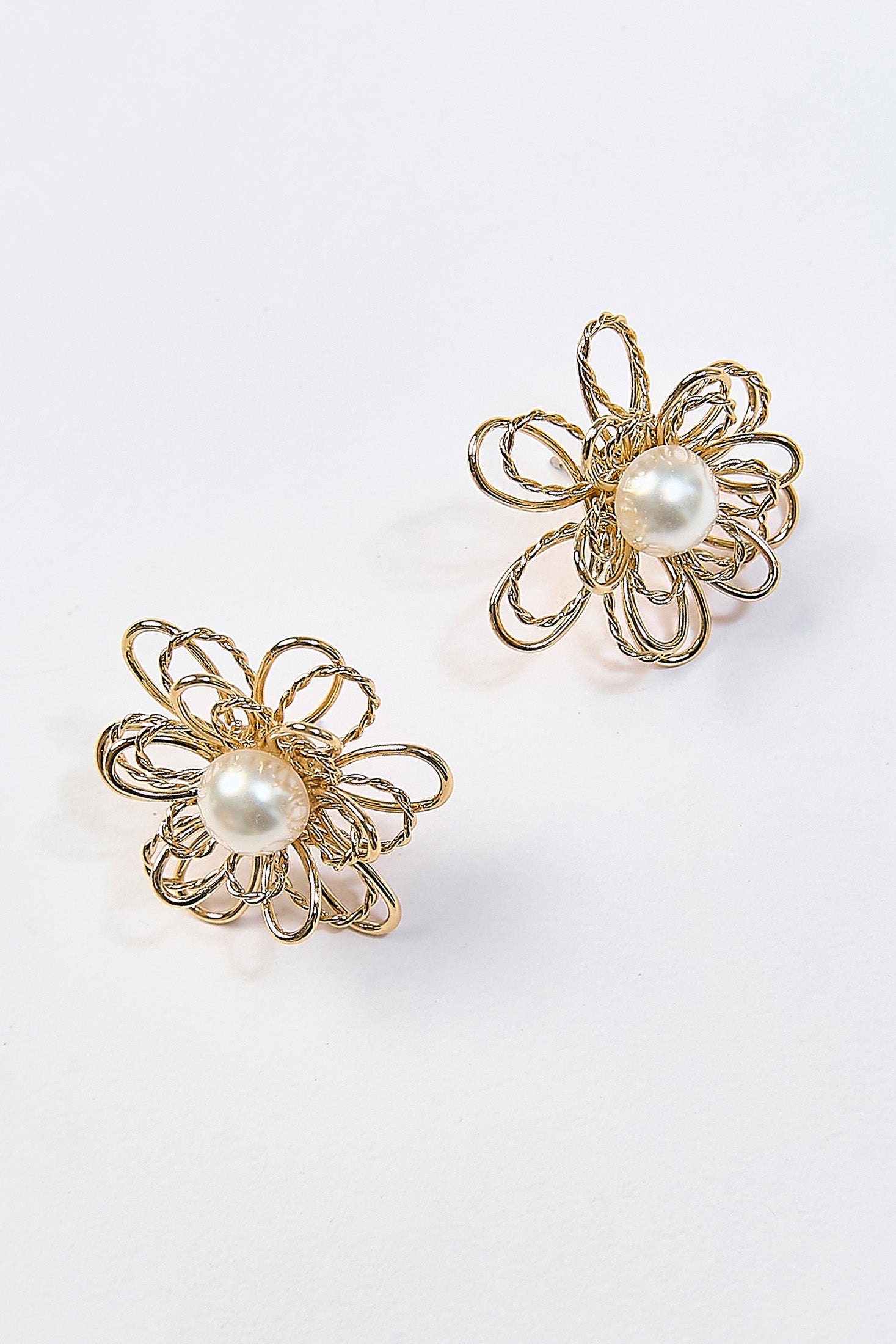 Aretes Topo Flor Metálica con Perla Dorados - Foto 2