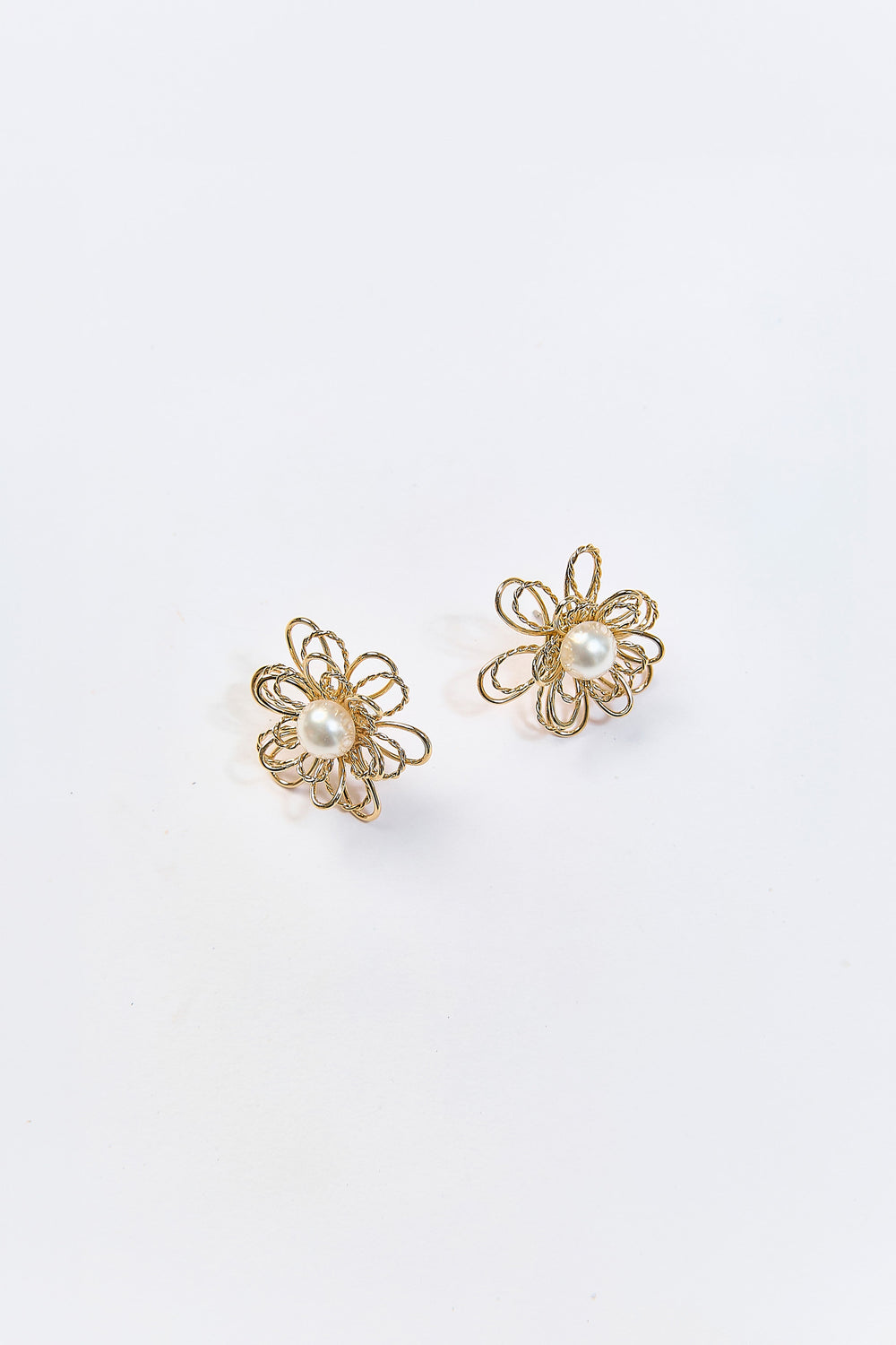 Aretes Topo Flor Metálica con Perla Dorados - Foto 1