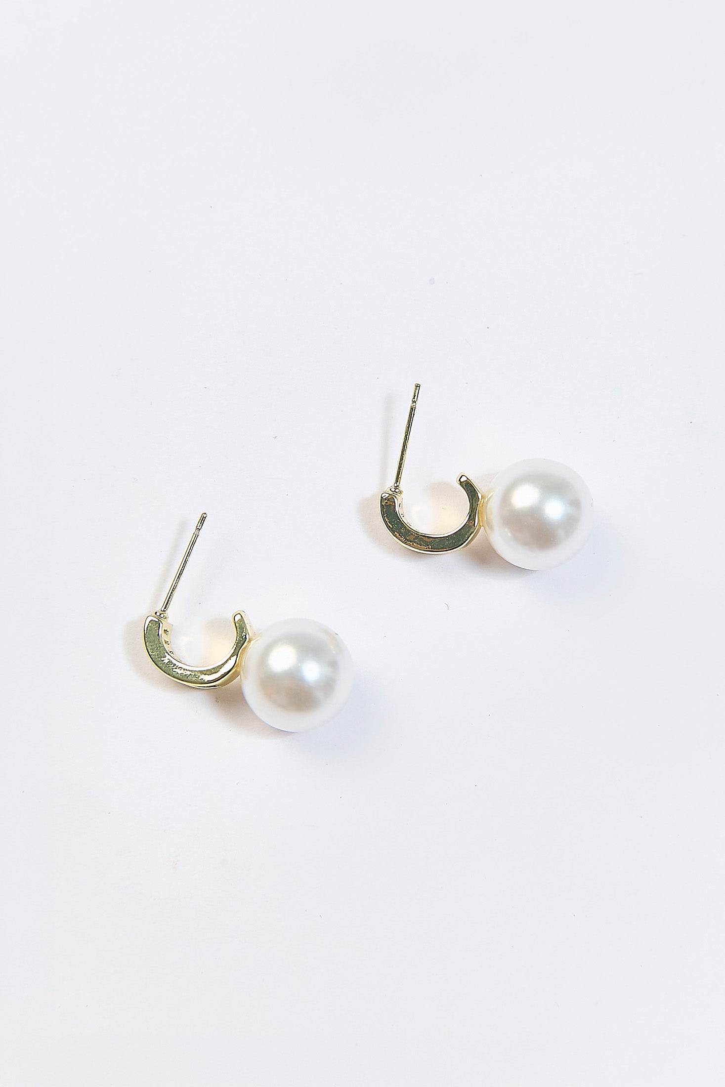 Aretes Baguette CZ con Perla Dorados