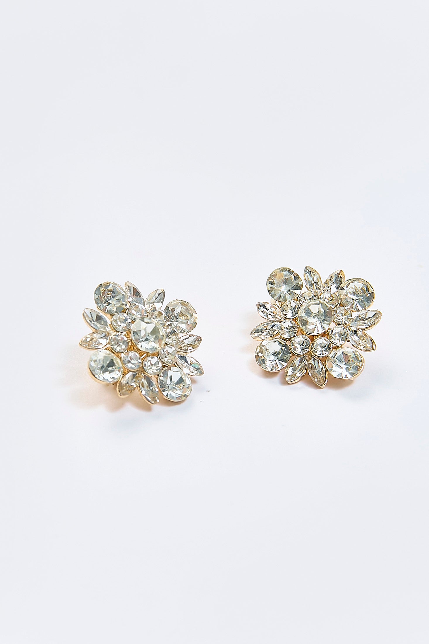 Aretes Clip Piedra Cuadrada Plateados - Foto 1