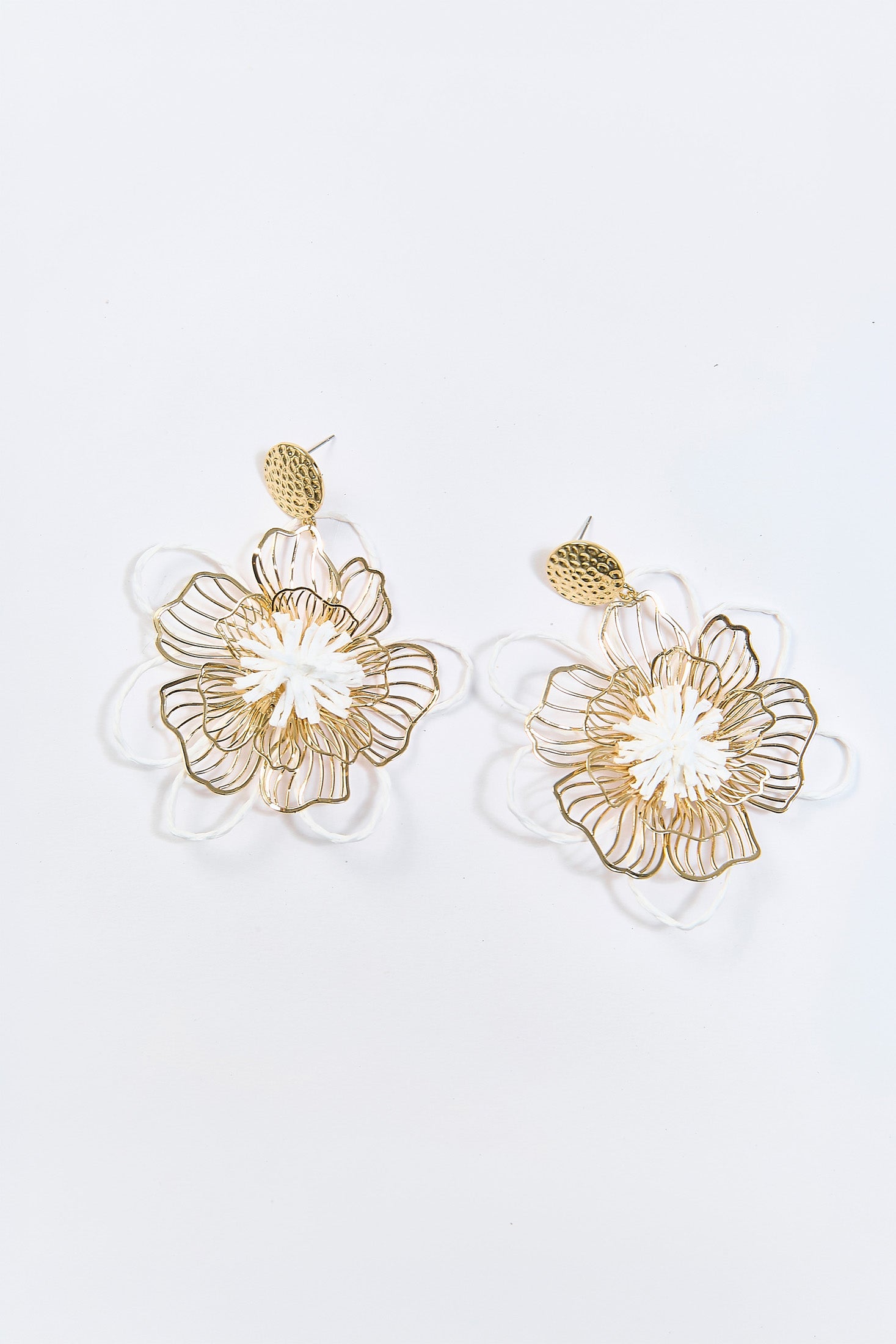Aretes Colgantes Flor Metálica Dorados - Foto 1
