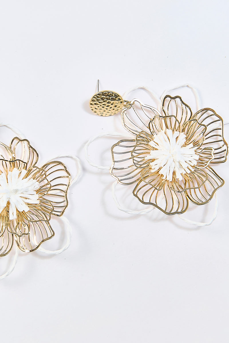 Aretes Colgantes Flor Metálica Dorados - Foto 2