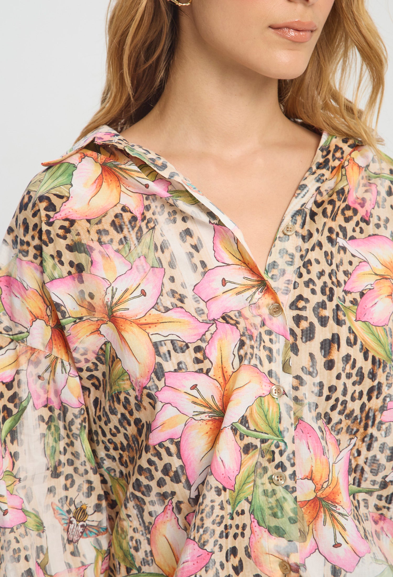 Blusa Flores Animal Print vista 4 - Outlet BYBLA Colombia
