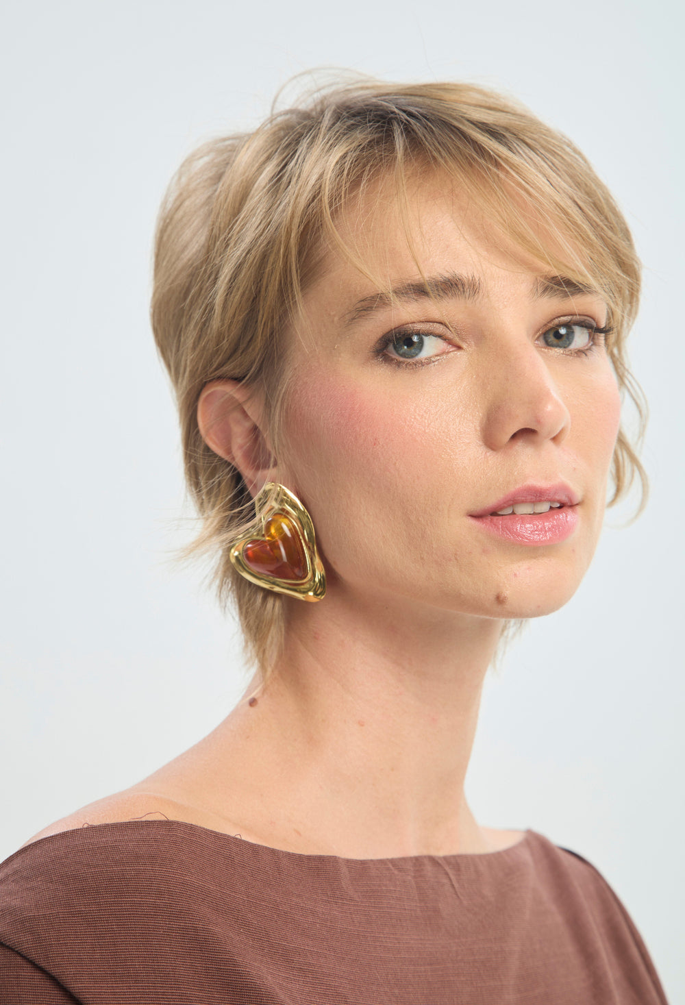 Aretes Corazón Dorado Piedra Ámbar