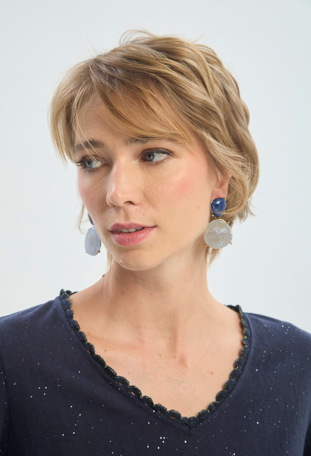 Aretes Colgantes Piedras Azul y Marfil