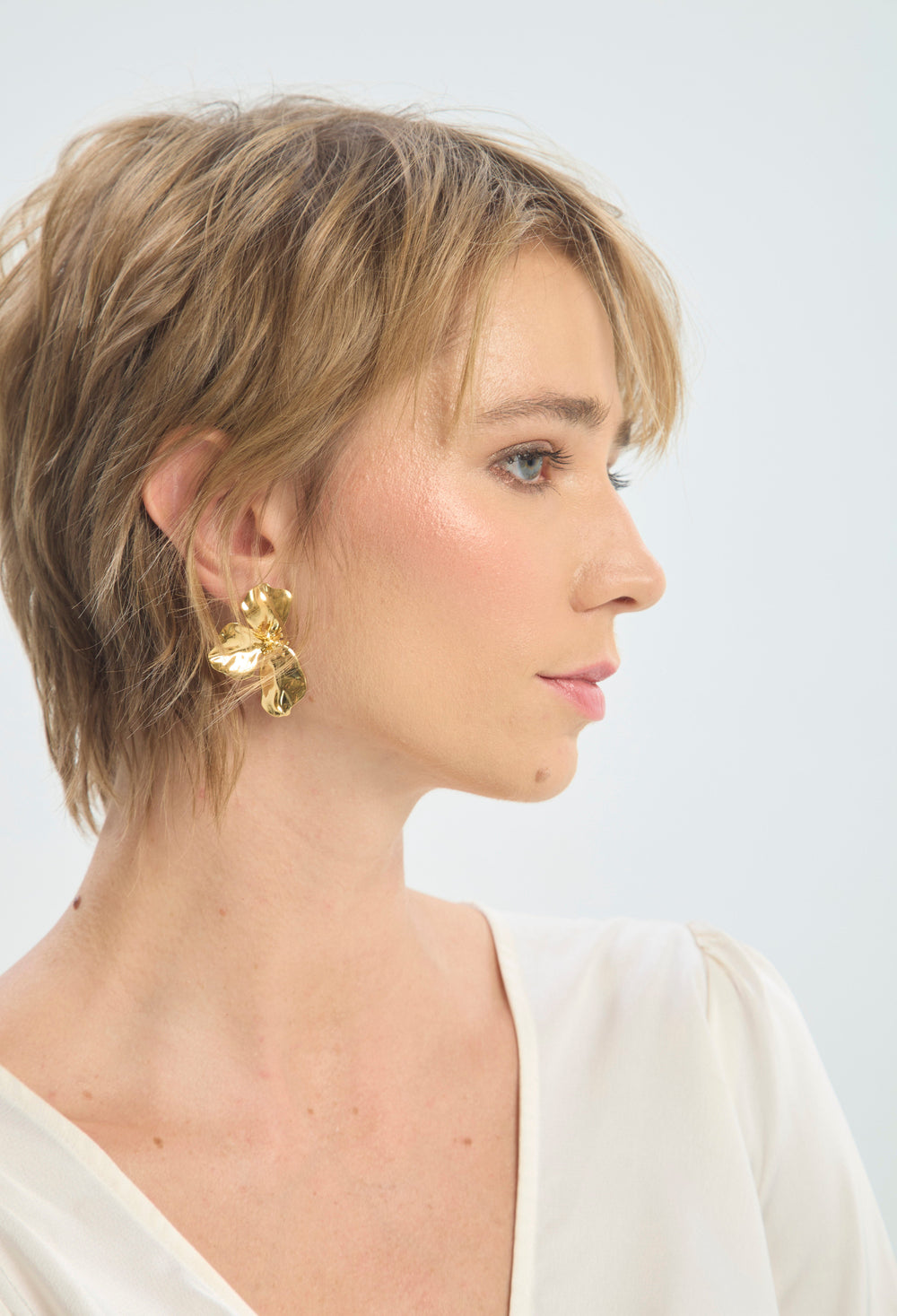 Aretes Flor Martillada Dorada