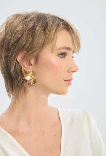 Aretes Flor Martillada Dorada