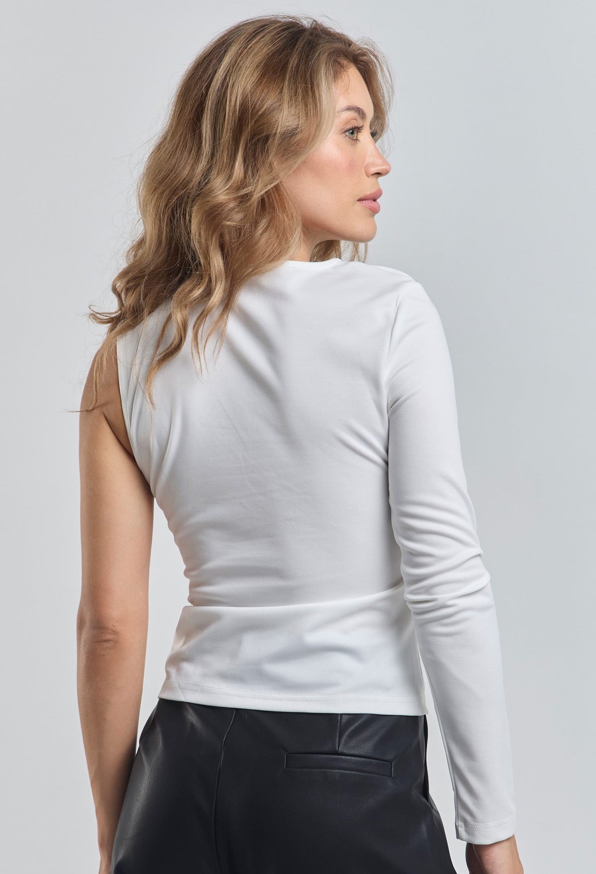 Blusa Asimétrica Argolla Blanco BYBLA
