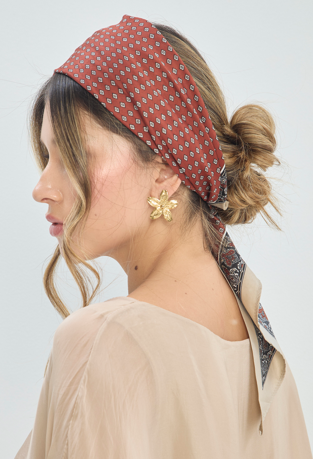 Aretes Topo Flor Dorada