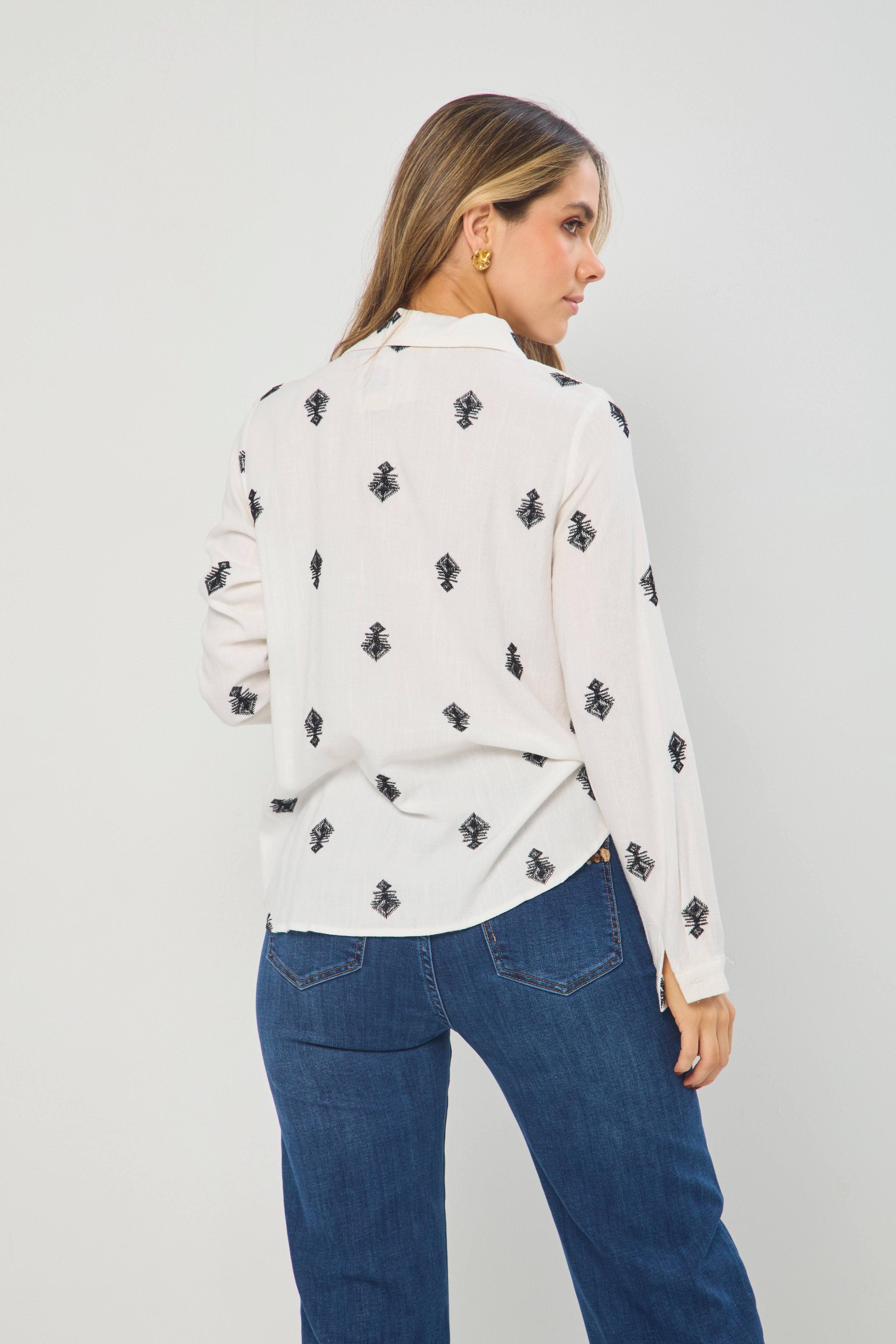 Blusa Camisera Bordada vista 3 - Outlet BYBLA Colombia