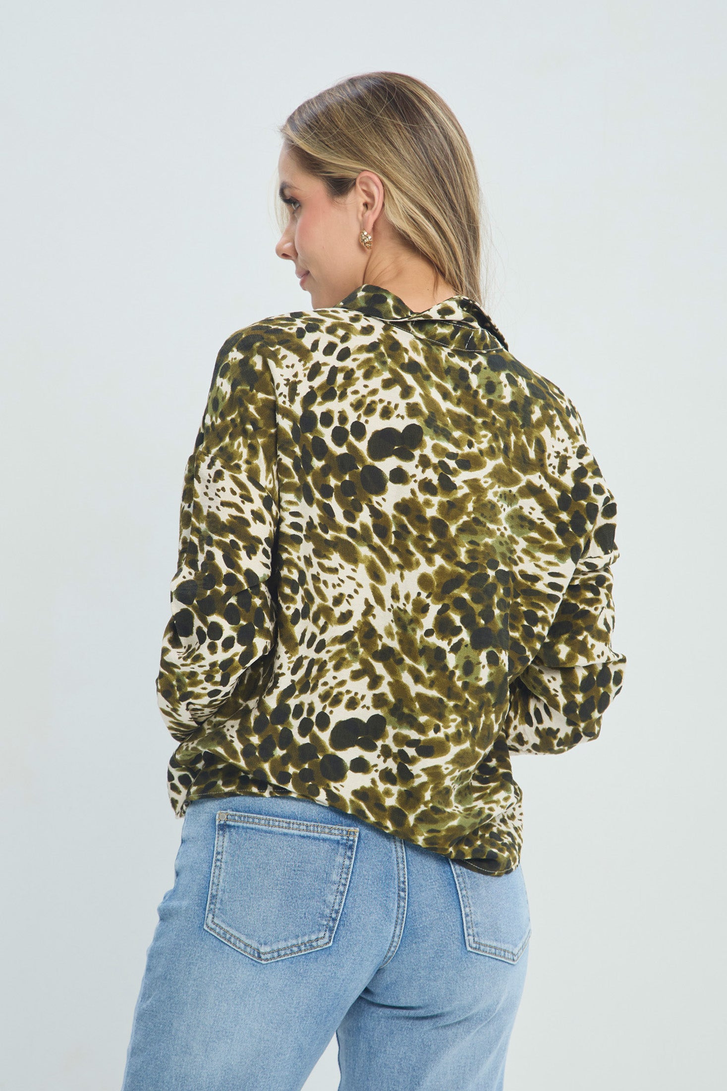 Camisa Animal Print vista 3 - Outlet BYBLA Colombia