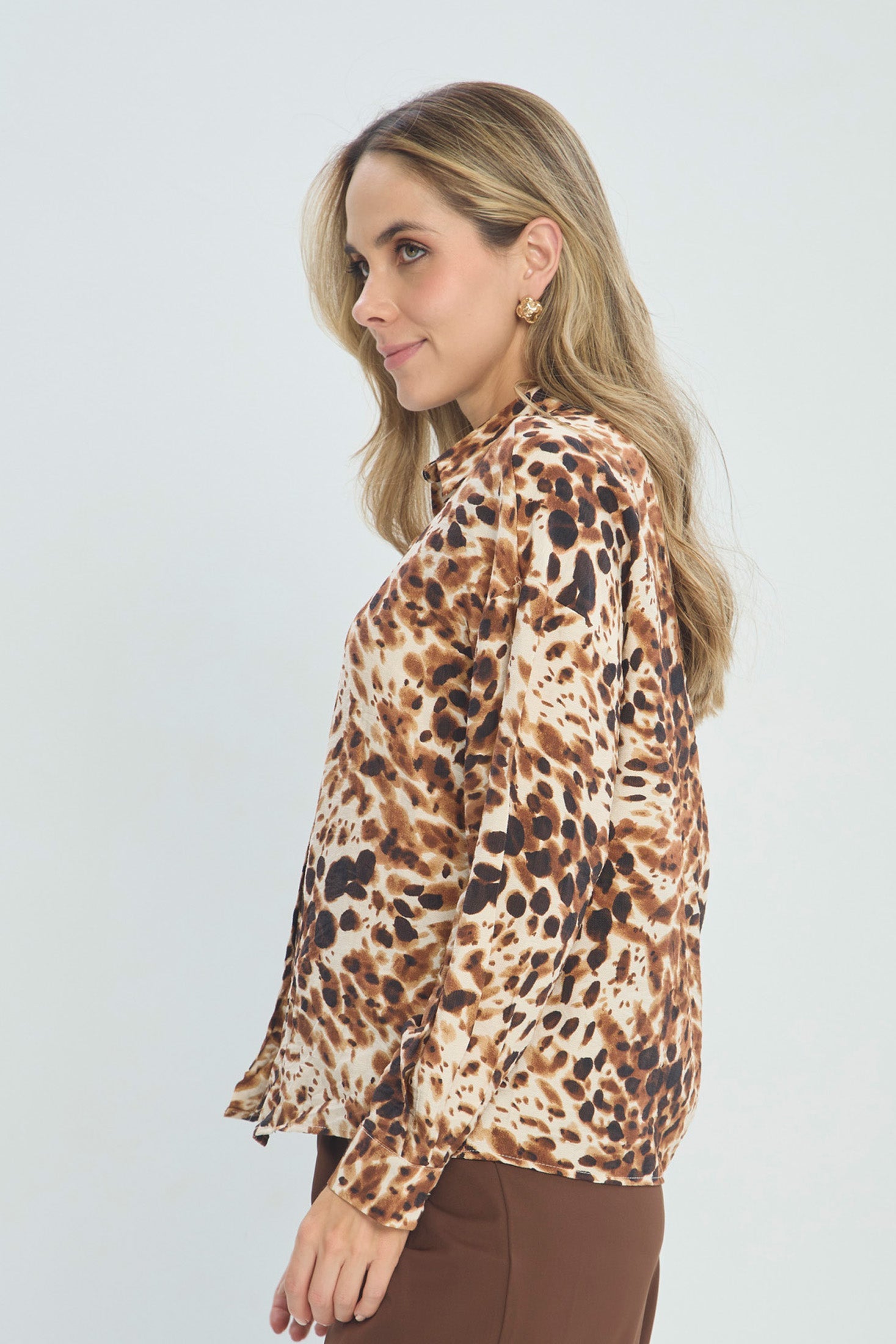 Camisa Animal Print vista 2 - Outlet BYBLA Colombia - MARRONES