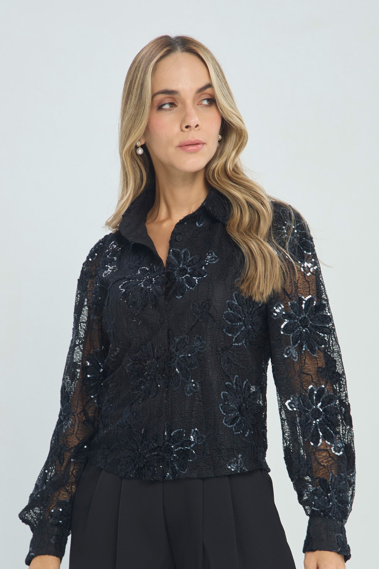 Camisa en Encaje Negro con Lentejuelas - Outlet BYBLA Colombia