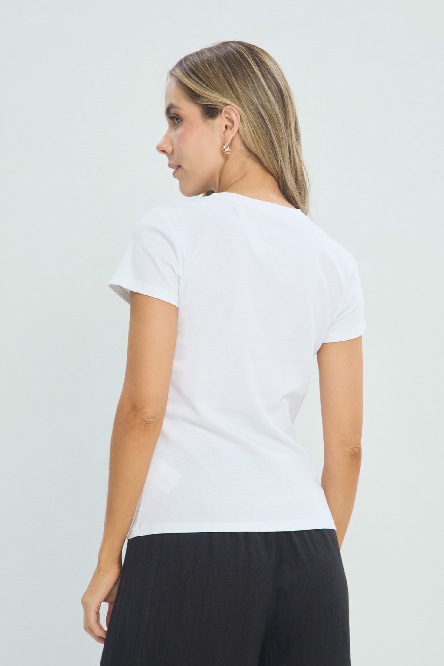Camiseta Cerezas Pedrería Escote Redondo vista 3 - Outlet BYBLA Colombia