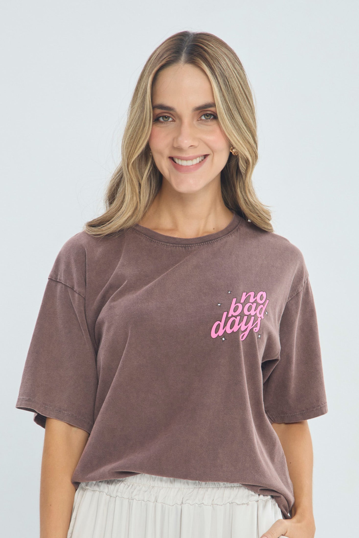 Camiseta Gráfico No Bad Days vista 4 - Outlet BYBLA Colombia