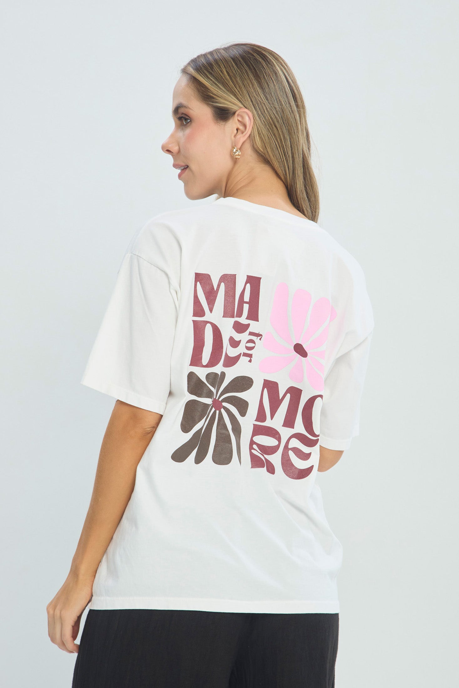 Camiseta Gráfico Made for More vista 3 - Outlet BYBLA Colombia