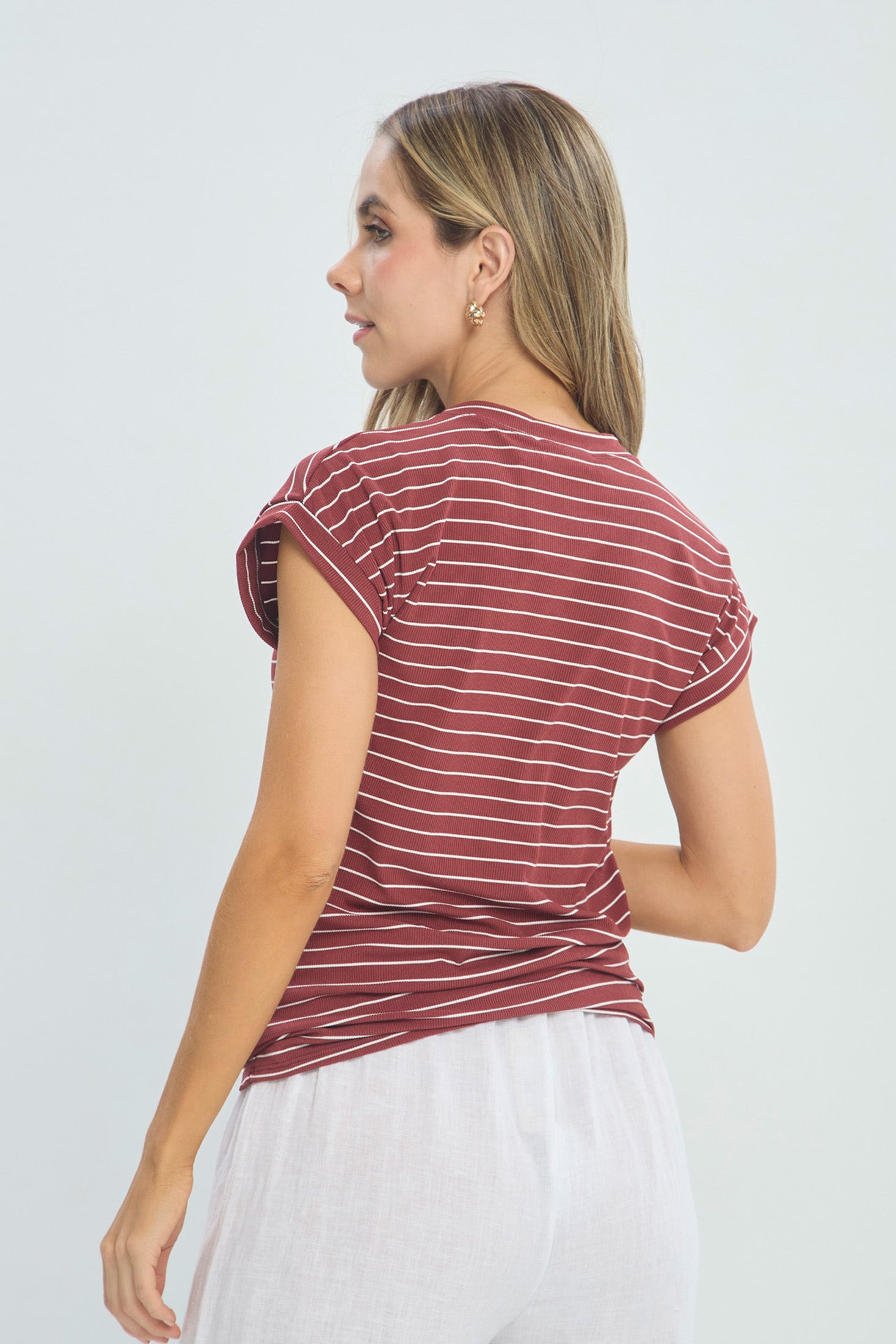 Camiseta Rayas vista 3 - Outlet BYBLA Colombia