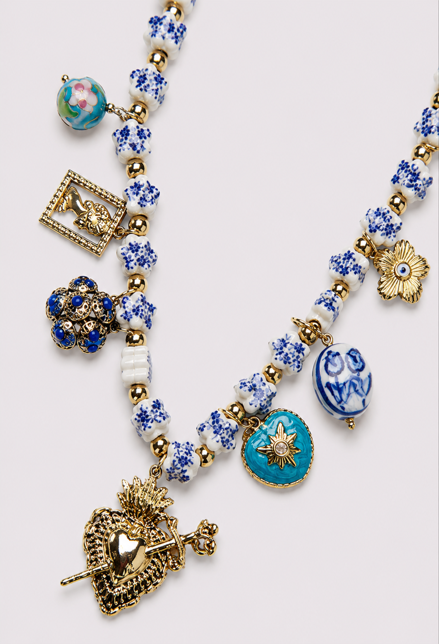 Collar Flores Porcelana con Charms Corazón
