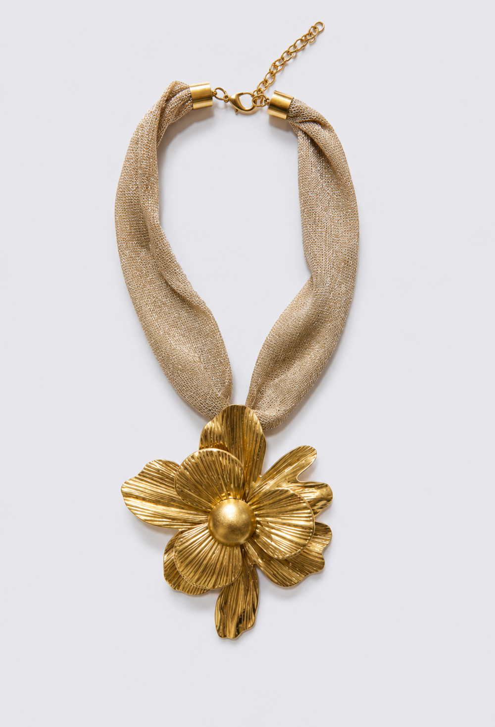 Collar Flor Dorada con Cinta de Malla