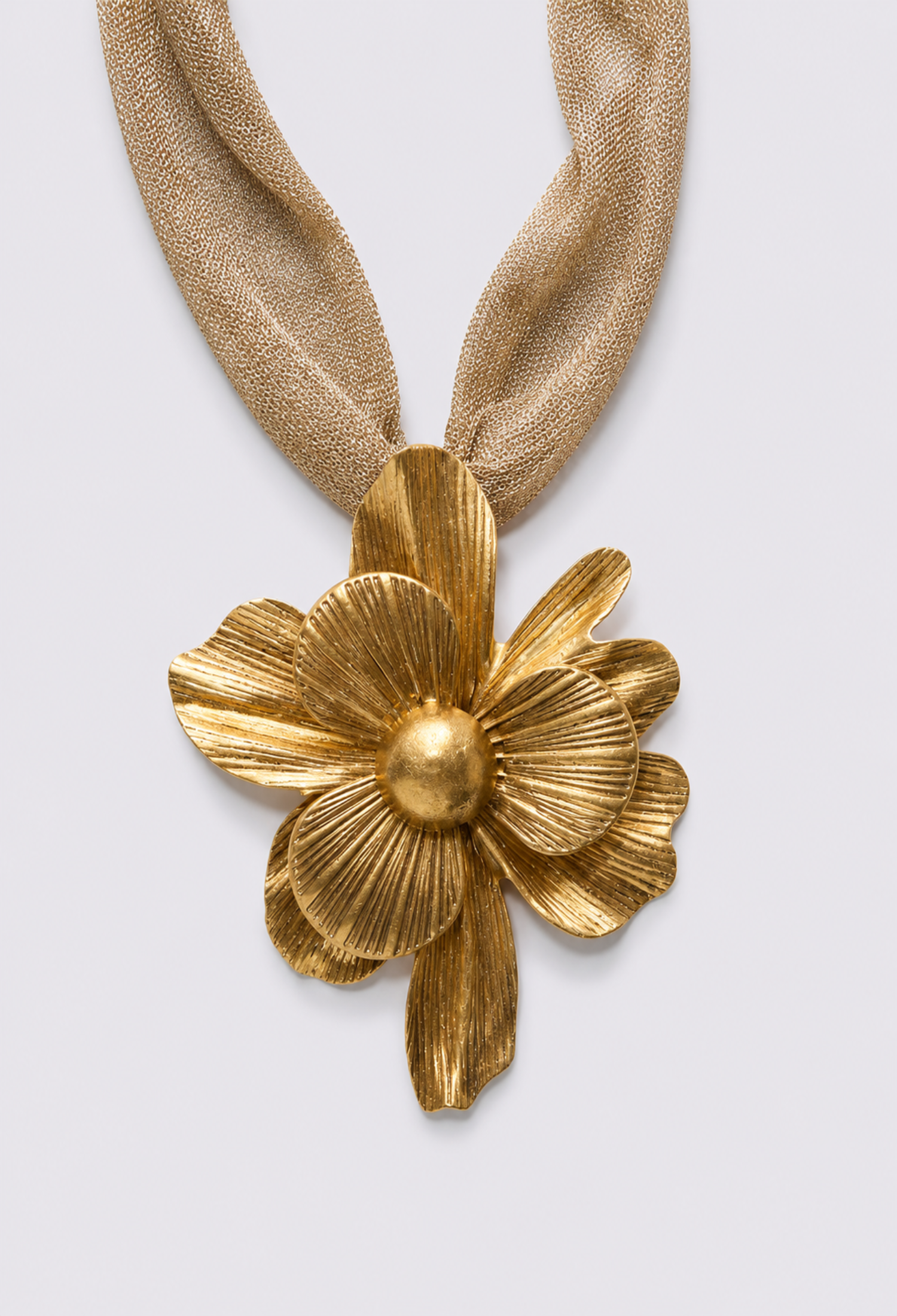 Collar Flor Dorada con Cinta de Malla