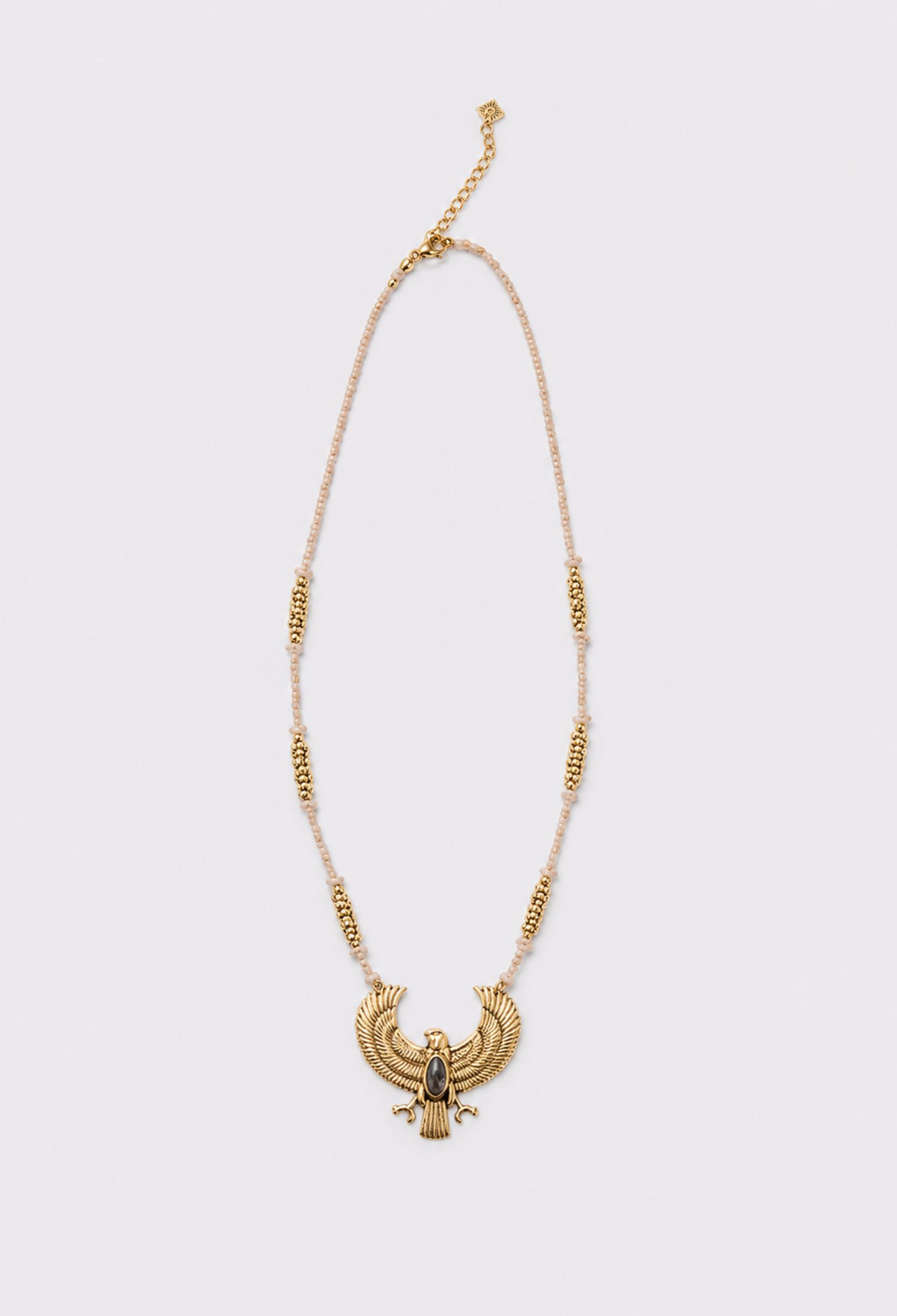 Collar Halcón Egipcio con Macramé Dorado
