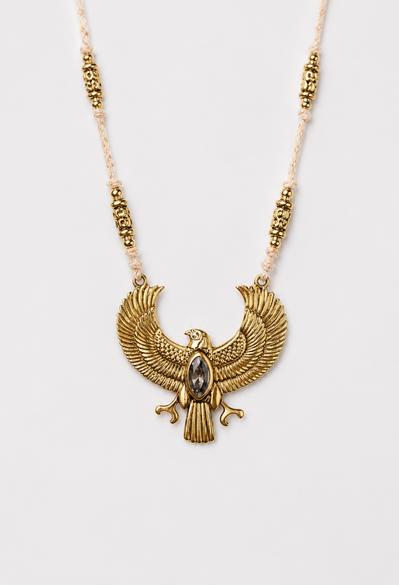 Collar Halcón Egipcio con Macramé Dorado