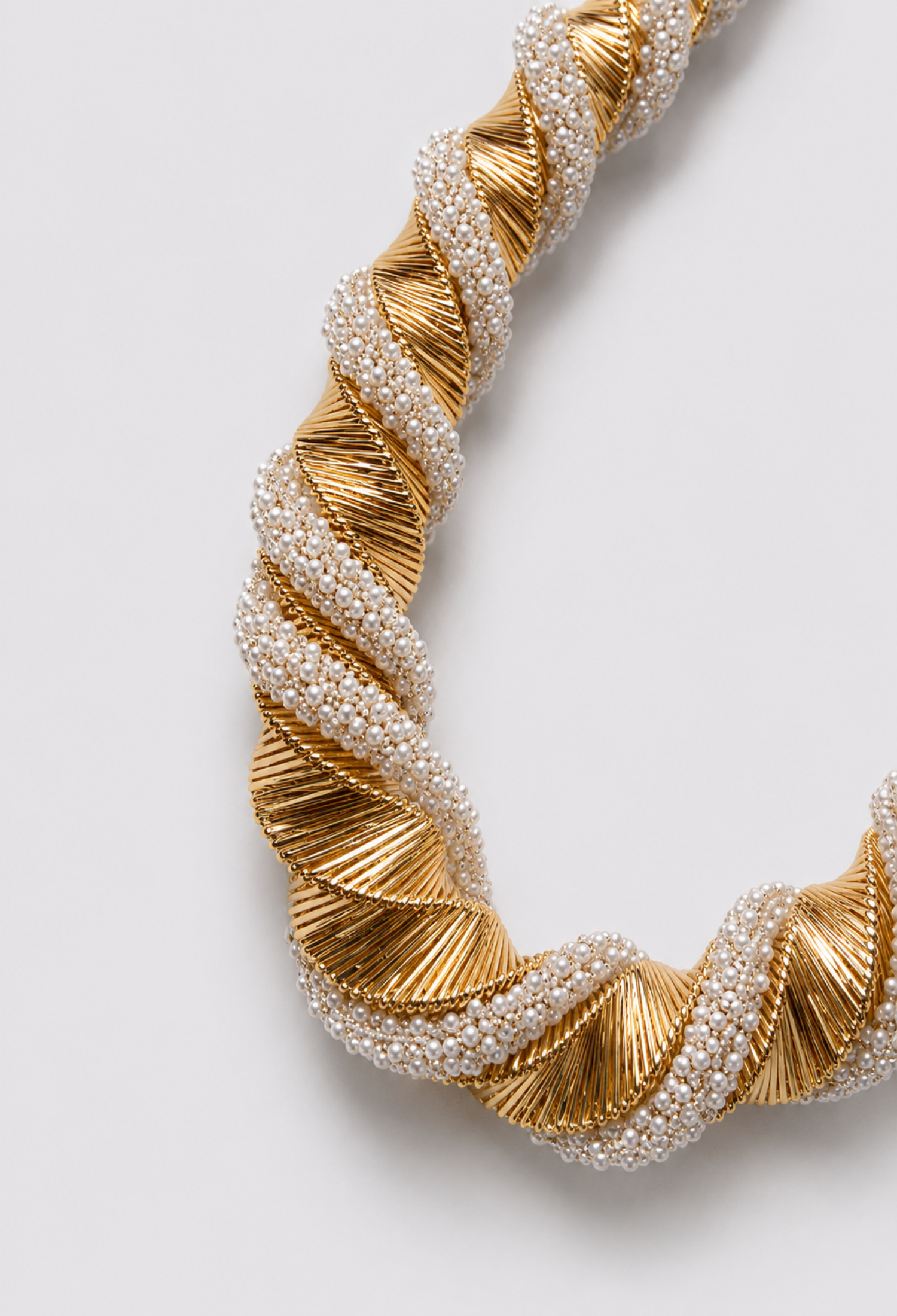Collar Trenzado Dorado con Micro-Perlas