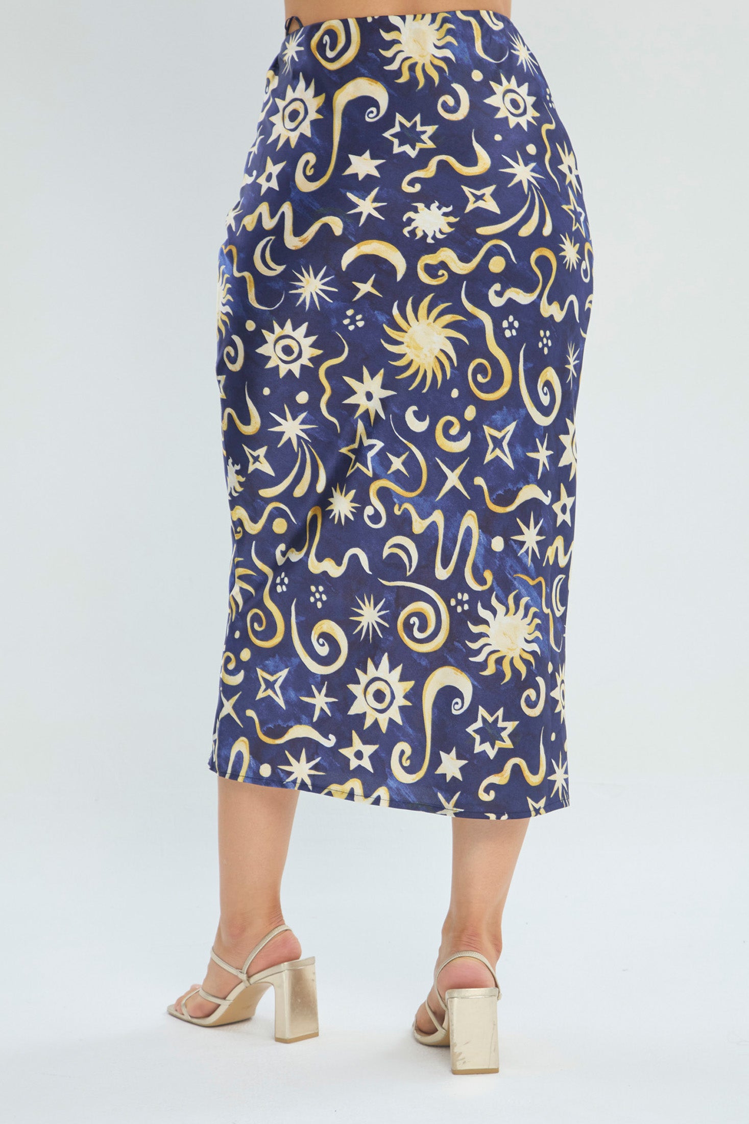 Falda Midi Azul Estampado Celestial vista 4 - Outlet BYBLA Colombia