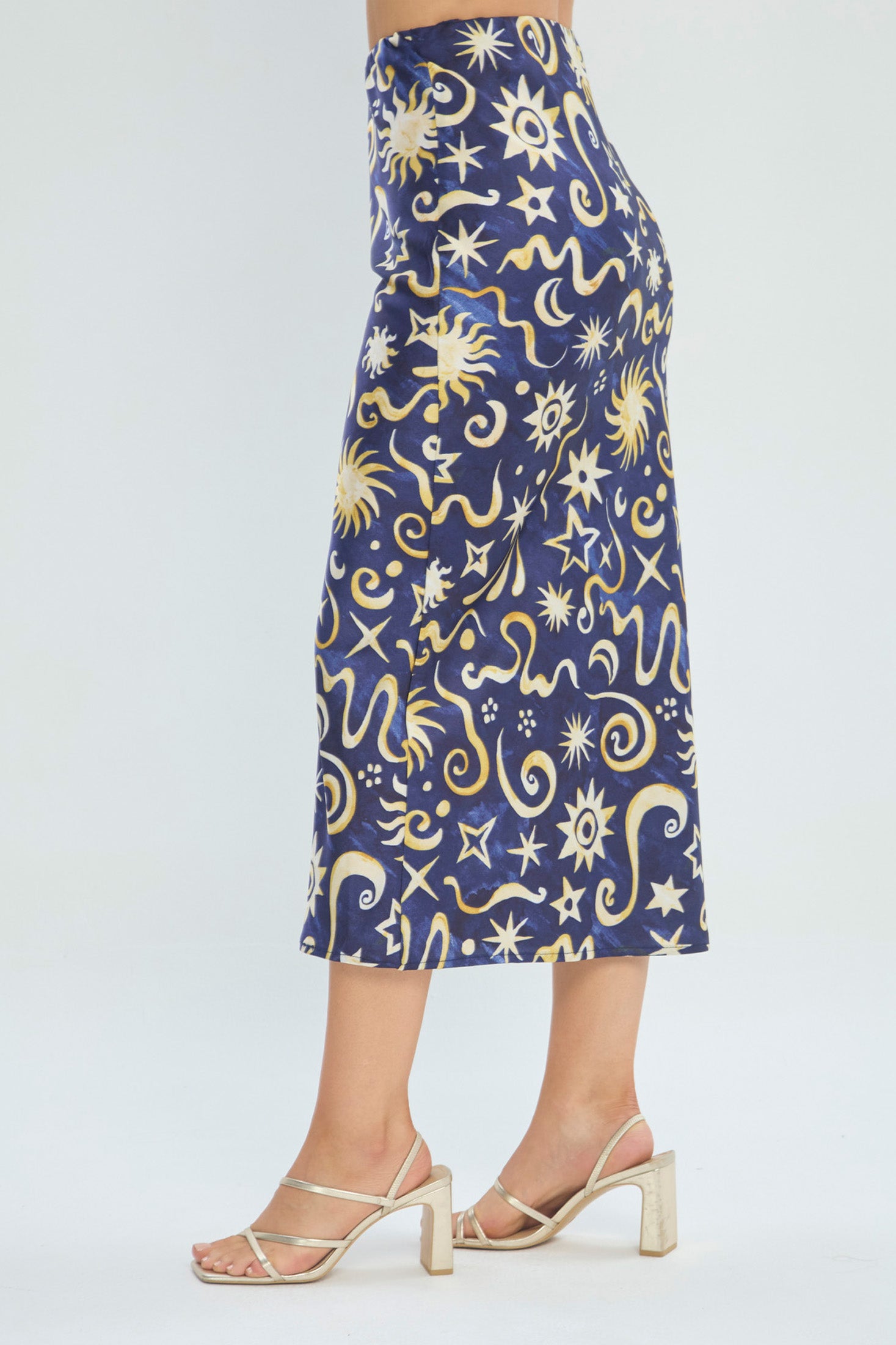 Falda Midi Azul Estampado Celestial vista 3 - Outlet BYBLA Colombia