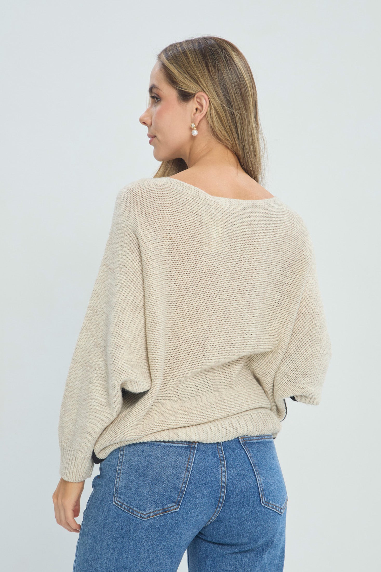 Suéter de Punto Bloques Negro y Beige vista 3 - Outlet BYBLA Colombia