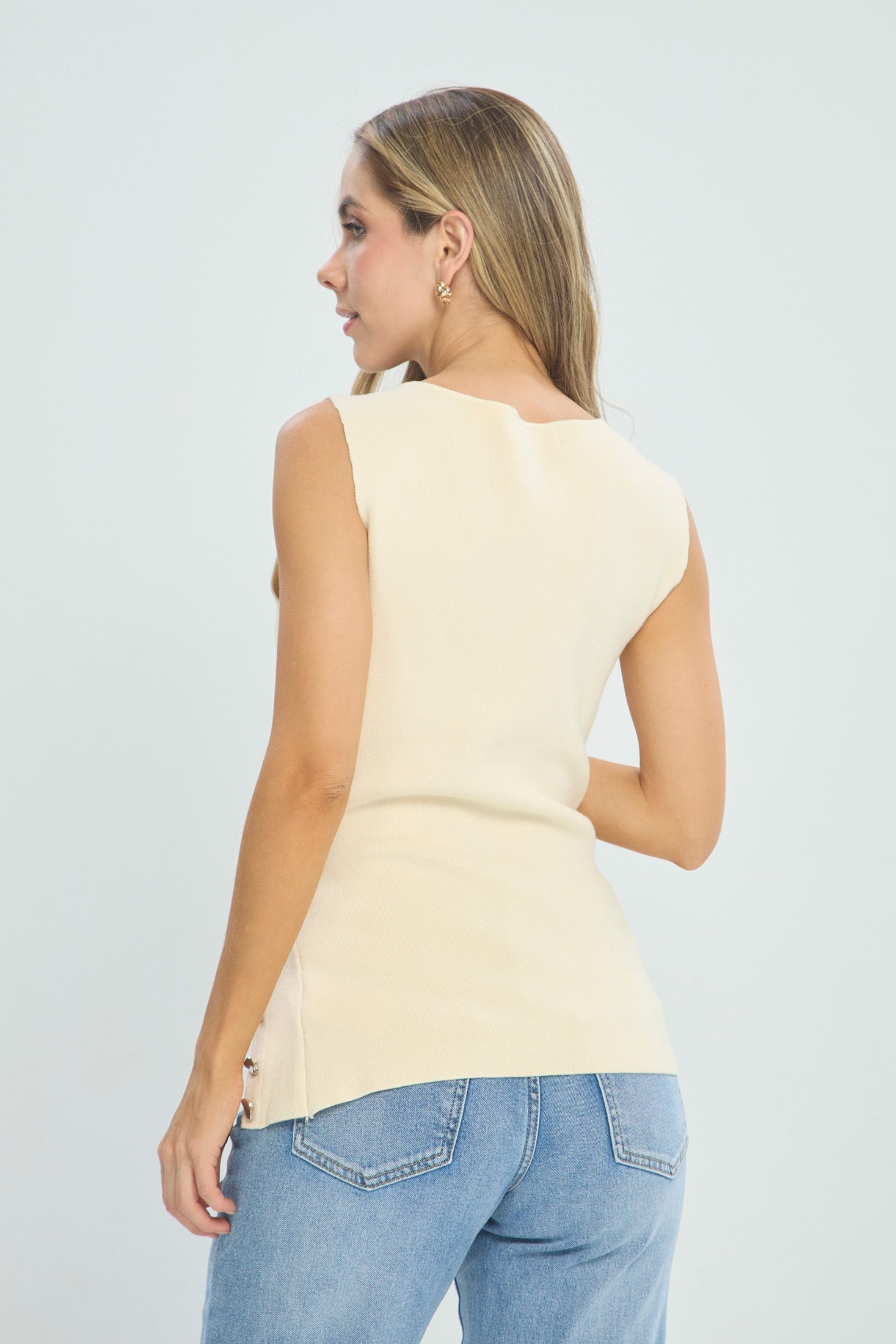 Top Punto Marfil Broches Laterales vista 3 - Outlet BYBLA Colombia