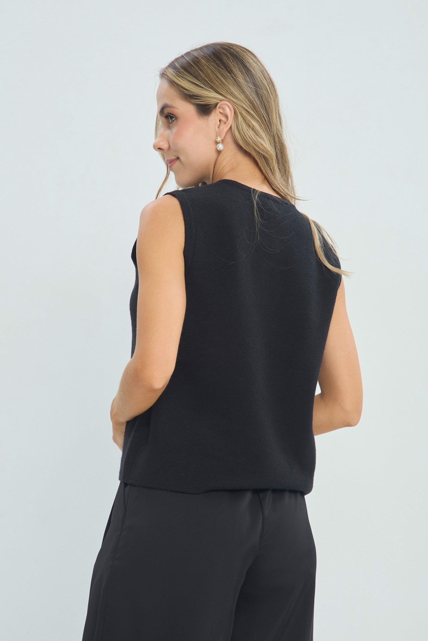 Top Tejido Broche Caracol Dorado vista 3 - Outlet BYBLA Colombia