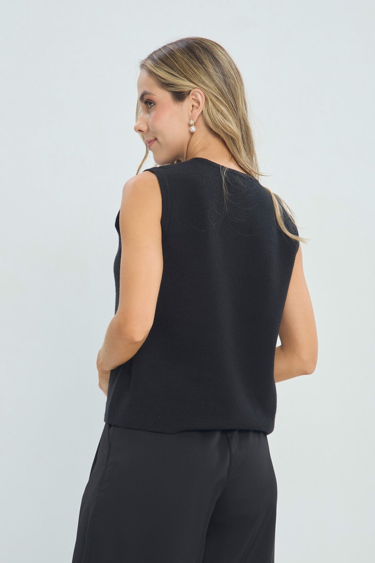Top Tejido Broche Caracol Negro BYBLA