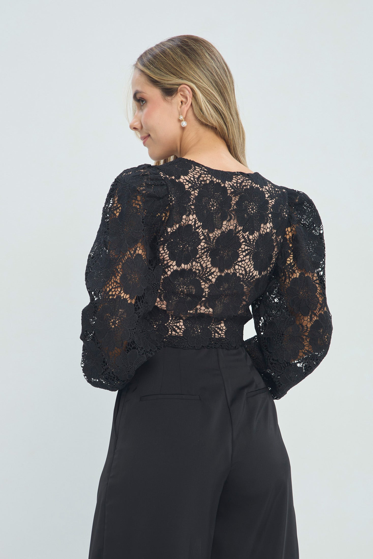 Top en Encaje Floral Negro vista 3 - Outlet BYBLA Colombia