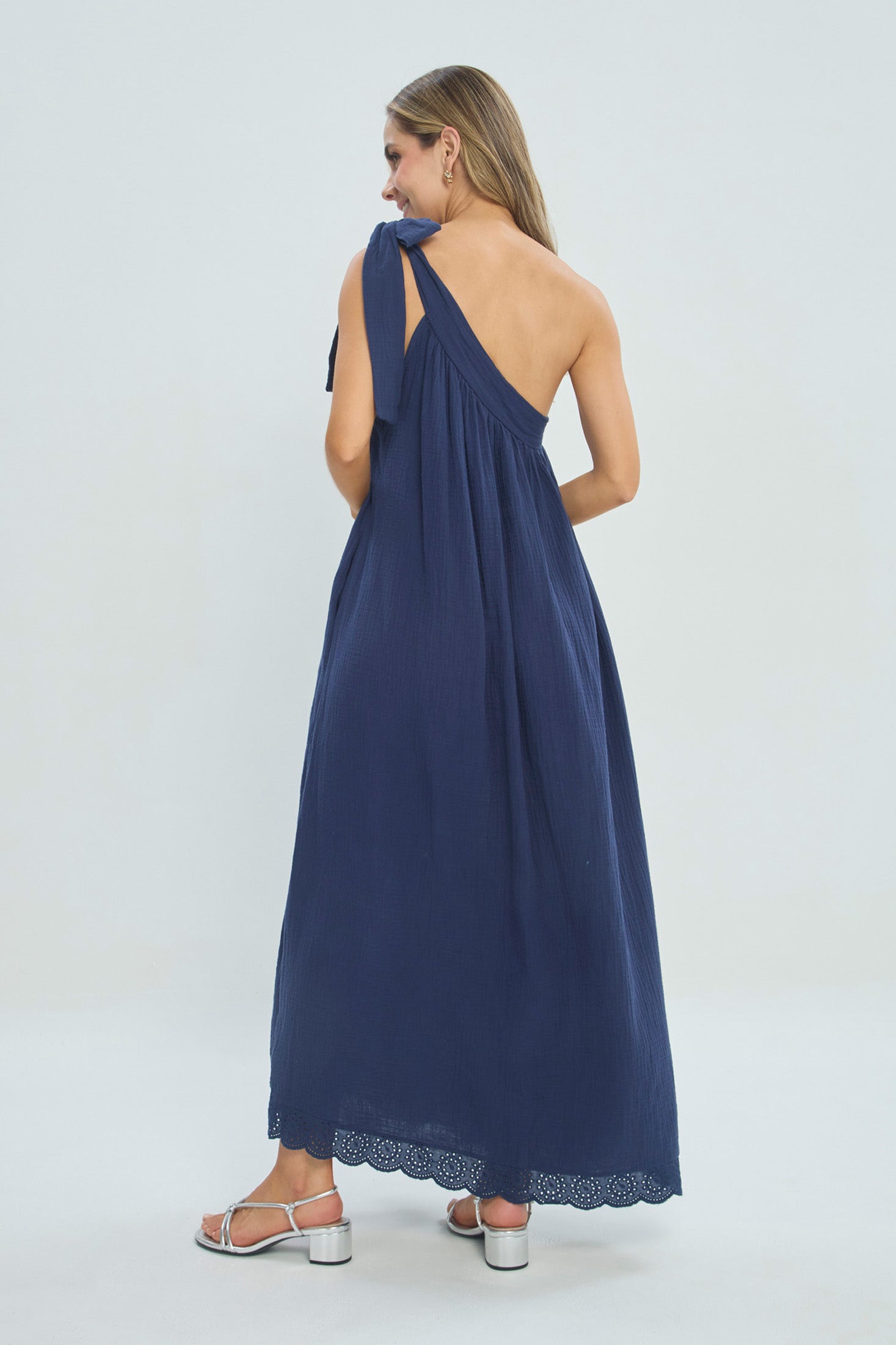 Vestido Un Hombro vista 3 - Outlet BYBLA Colombia