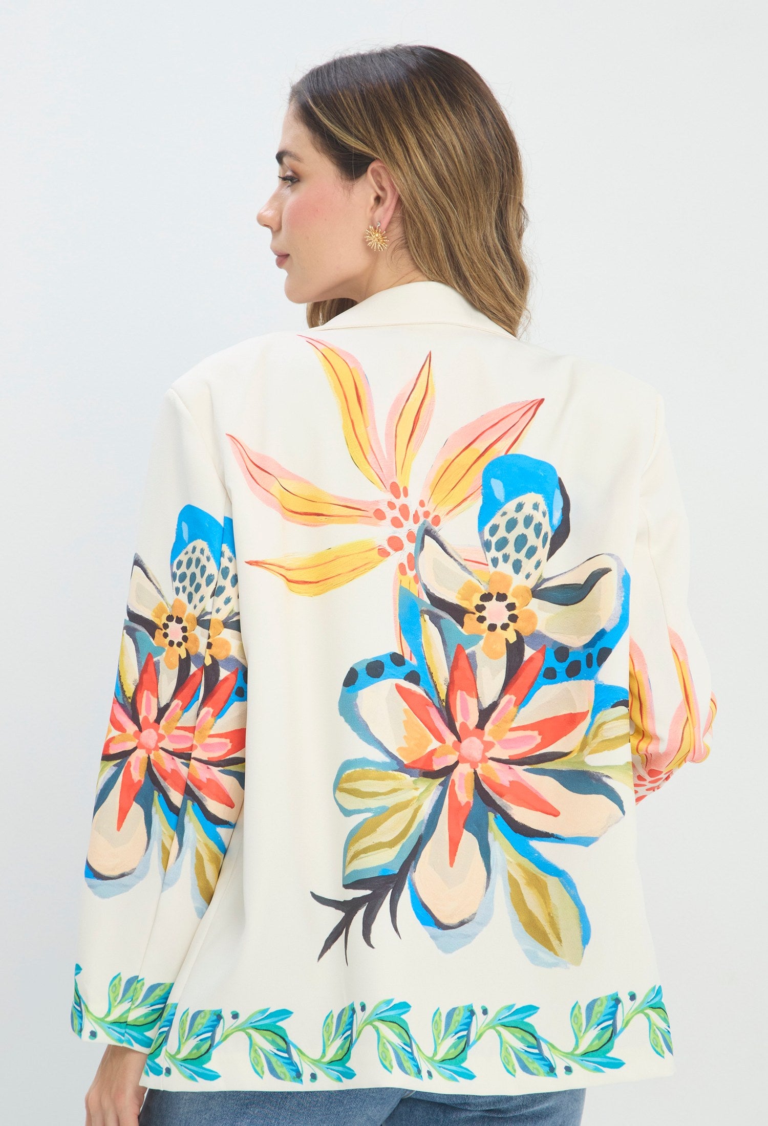 Blazer beige largo con bordado de hojas y flores en colores vivos - vista 3