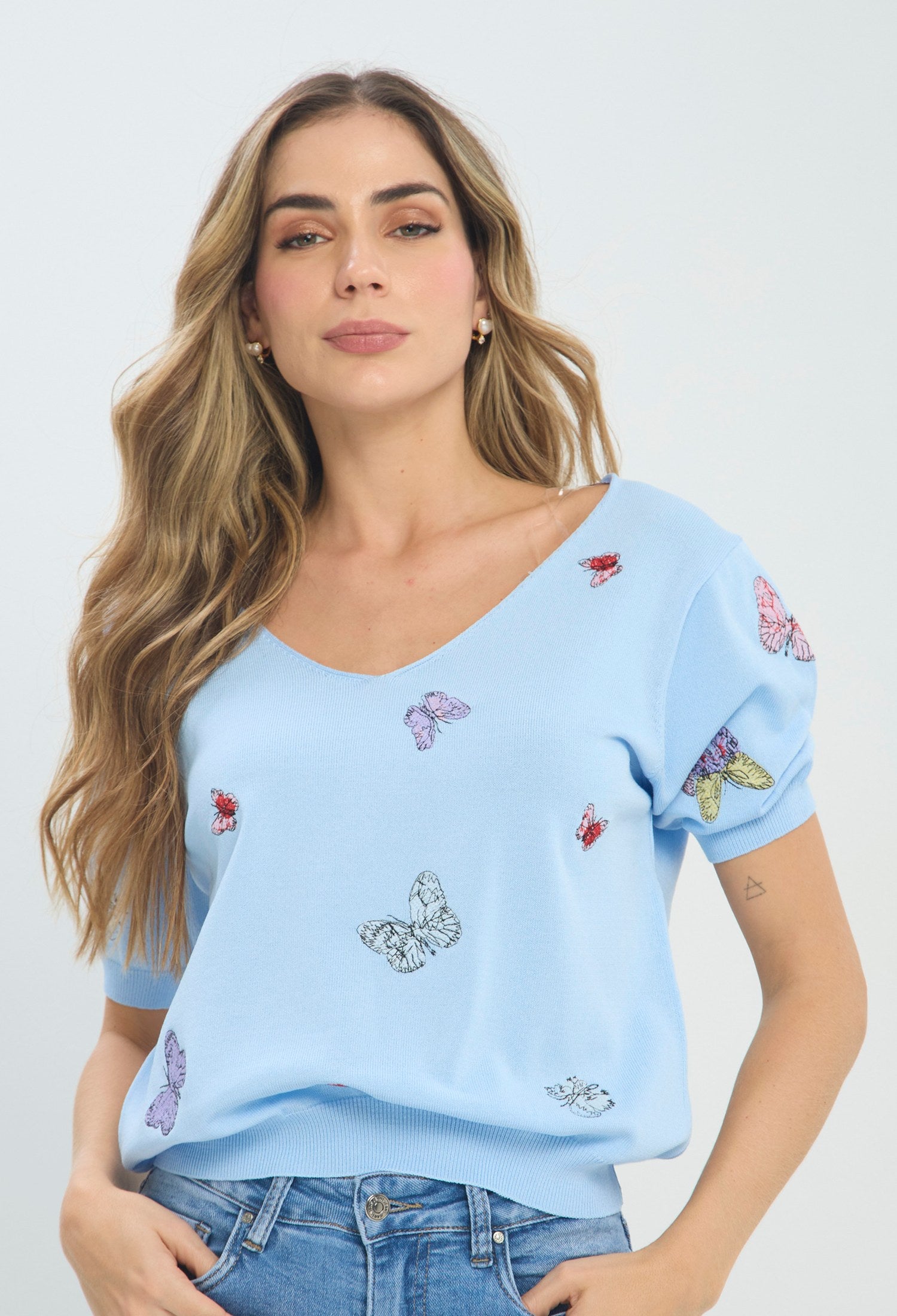 Camiseta Mariposas Bordadas azul BYBLA Colombia