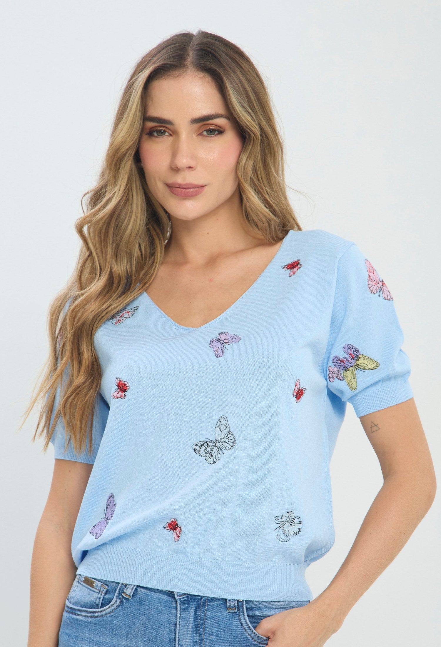 Camiseta Mariposas Bordadas azul BYBLA Colombia - vista 5