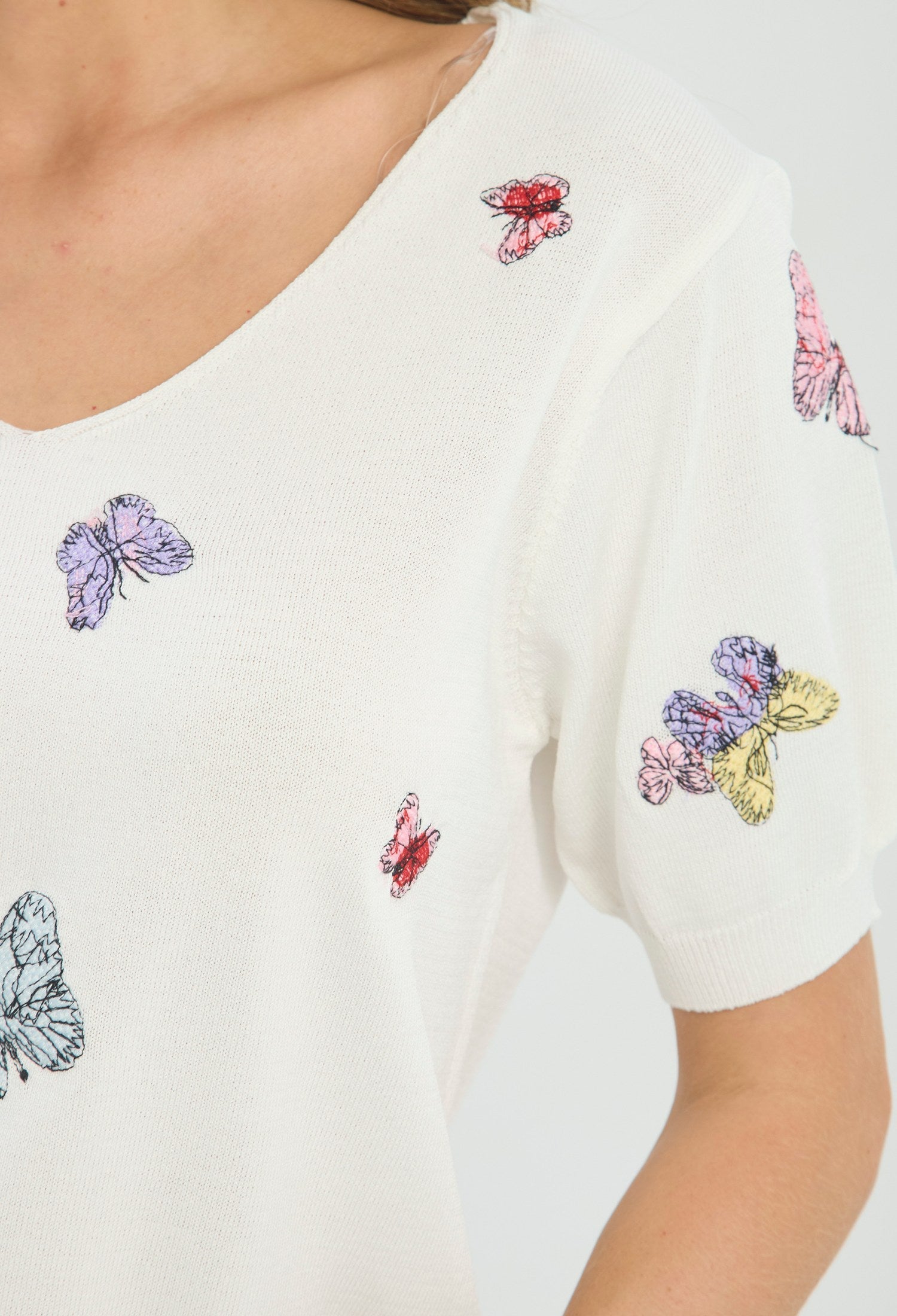 Camiseta Mariposas Bordadas blanco BYBLA Colombia - vista 5 - BLANCOS