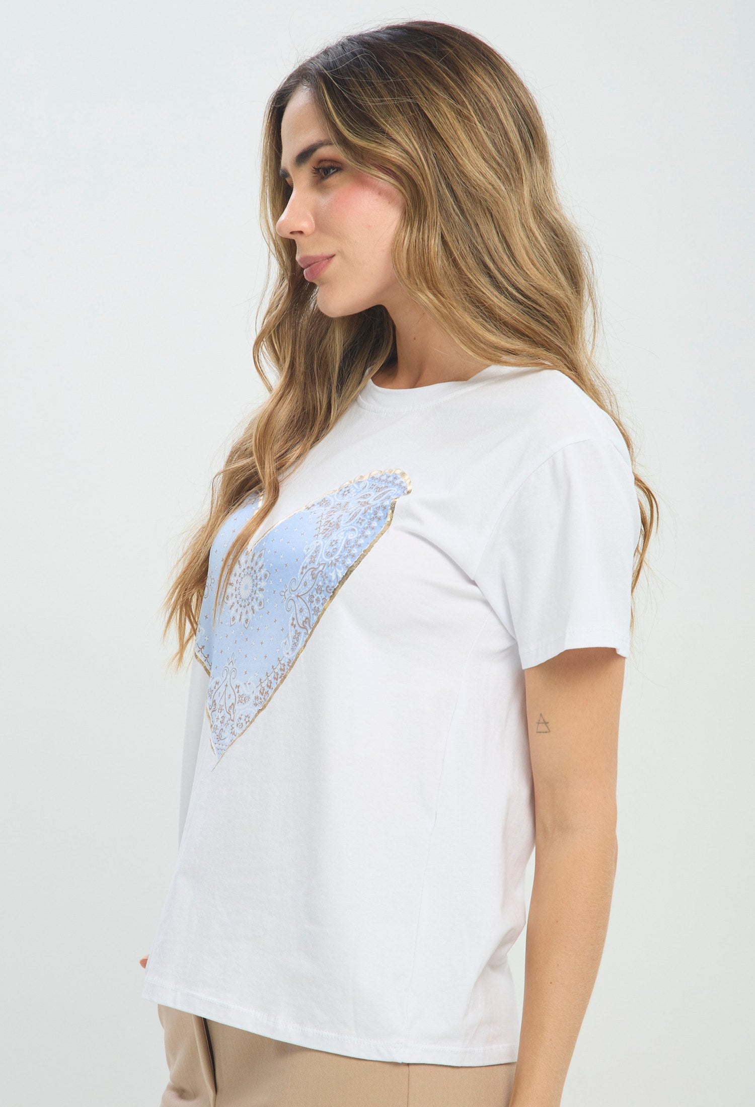 Camiseta Estampado Corazon blanco BYBLA Colombia - vista 2