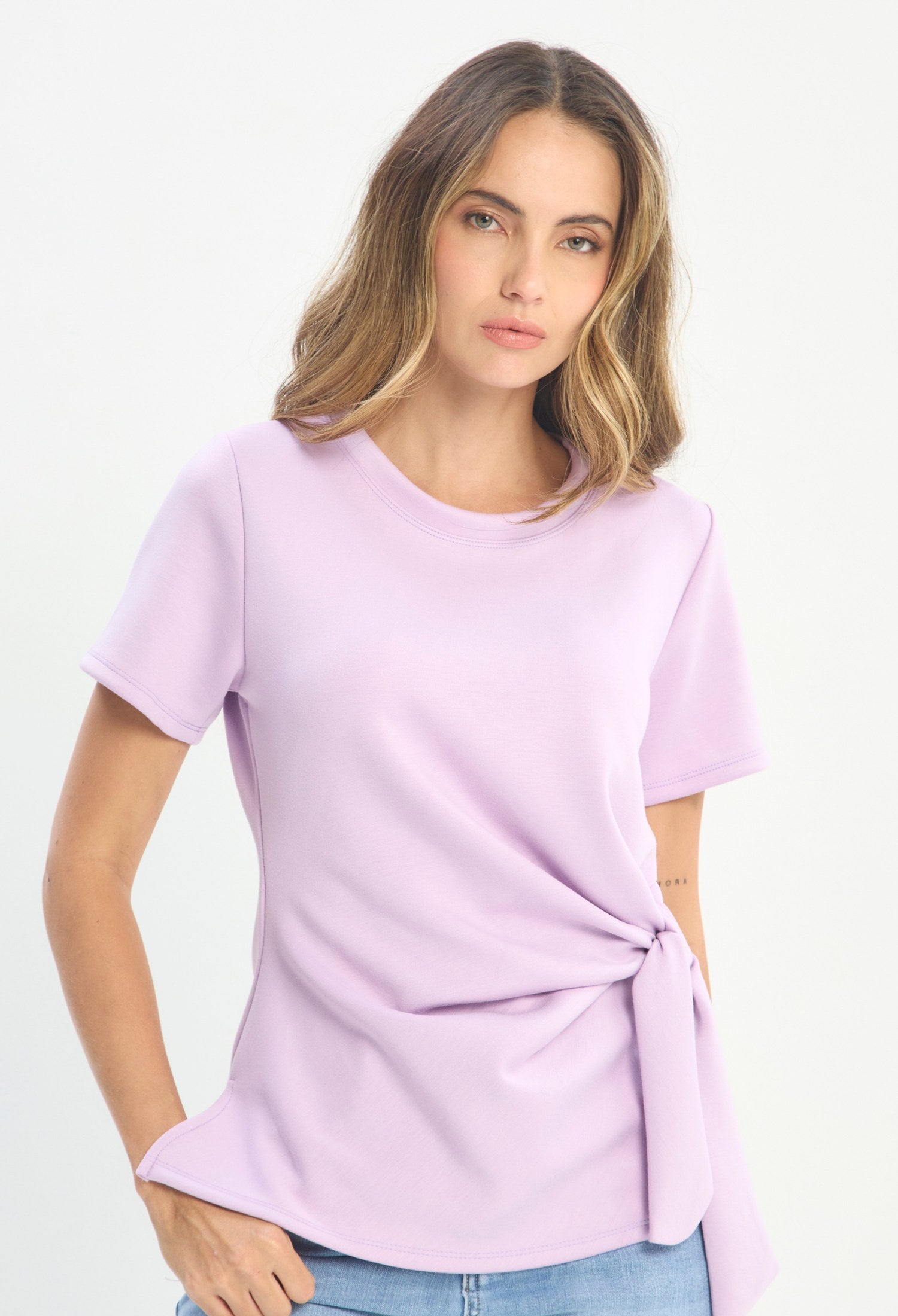 Mujer luciendo blusa morado lila BYBLA - Anudada Cintura Tejido