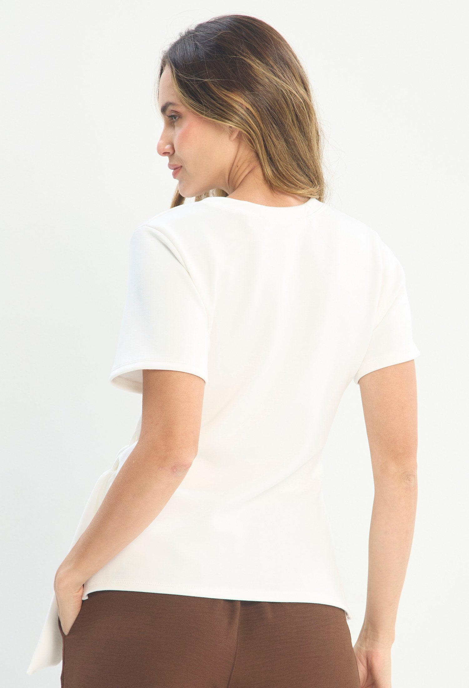Mujer luciendo blusa blanco BYBLA - Anudada Cintura Tejido - vista 3