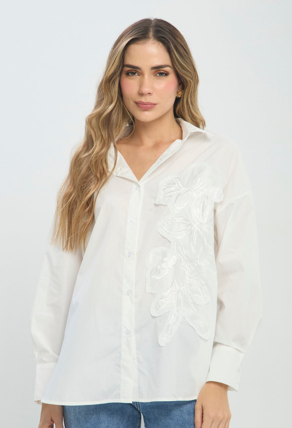 Camisa Aplique Floral Larga blanco BYBLA Colombia
